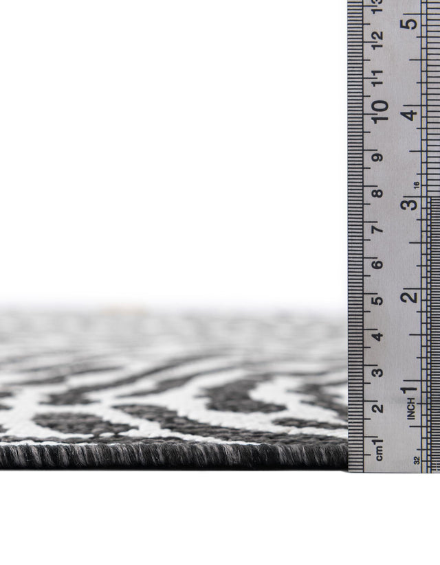 Black and White 6' 1 x 6' 1 Outdoor Modern Round Rug