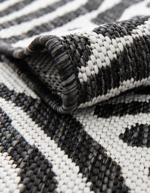 Black and White 6' 1 x 6' 1 Outdoor Modern Round Rug