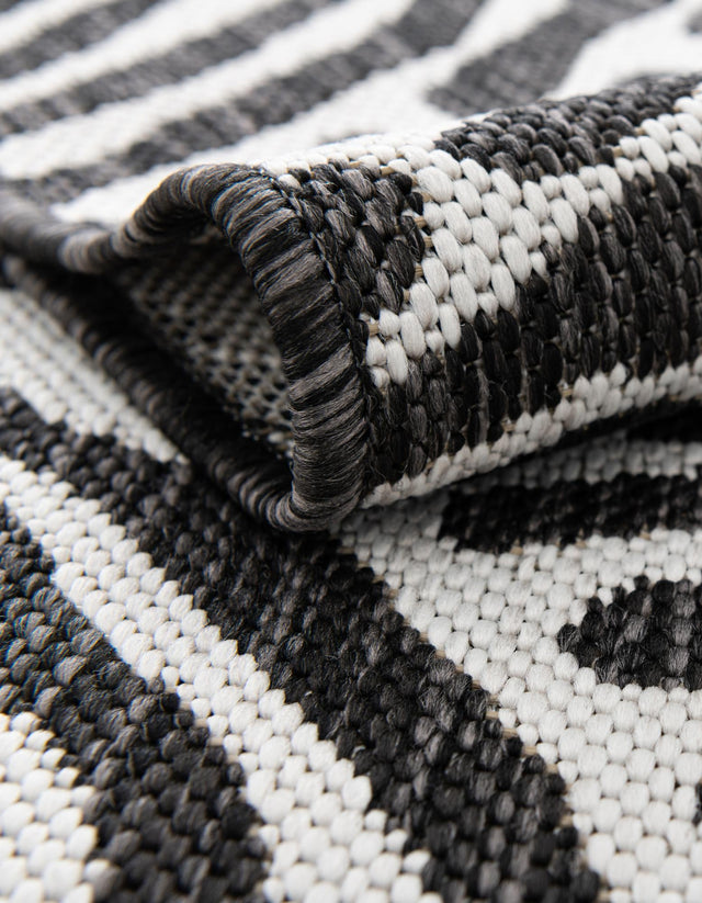 Black and White 6' 1 x 6' 1 Outdoor Modern Round Rug