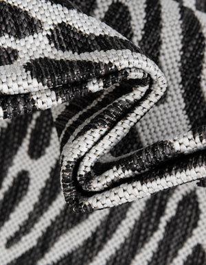 Black and White 6' 1 x 6' 1 Outdoor Modern Round Rug