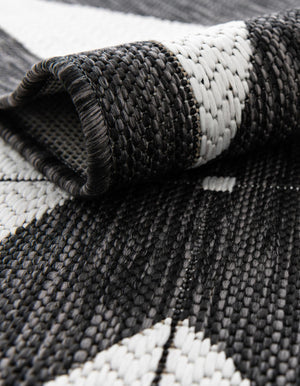 Black and White 6' 1 x 6' 1 Outdoor Modern Round Rug