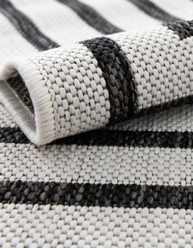 White and Black 7' 1 x 10' Outdoor Modern Rectangle Rug