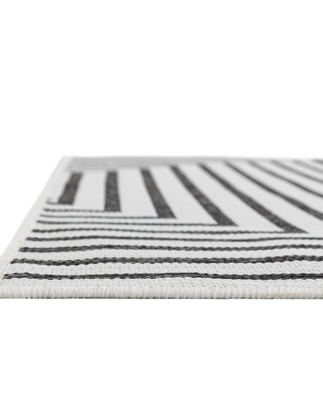White and Black 7' 1 x 10' Outdoor Modern Rectangle Rug