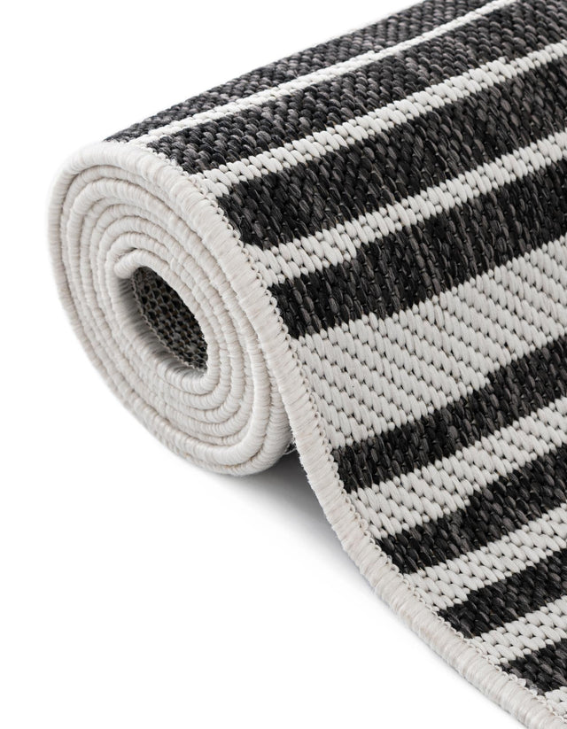 Black and White 7' 10 x 7' 10 Outdoor Modern Round Area Rug Weather Resistant for Patio, Deck, Terrace, Balcony, Porch 100% Polypropylene Modern Outside Carpet for Sale at Rug Engine