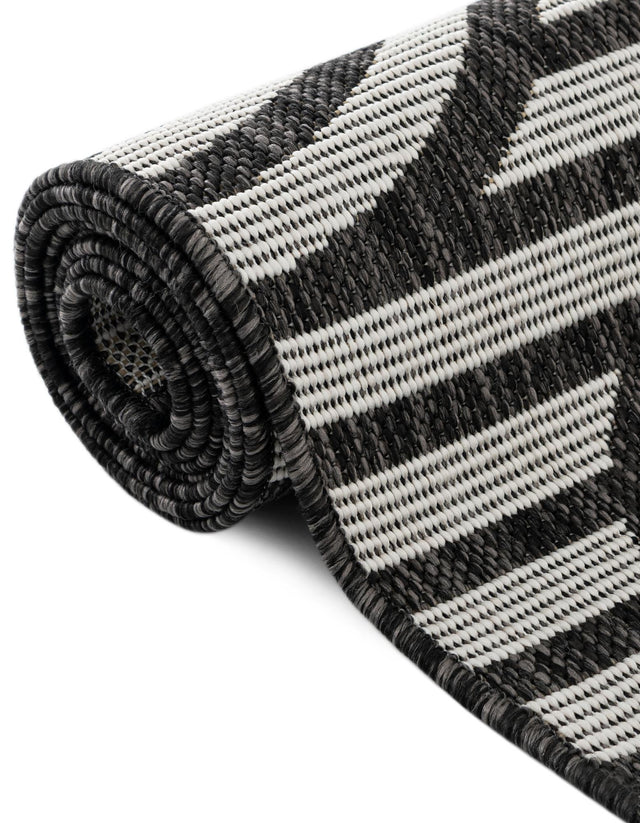 Black and White 6' 1 x 6' 1 Outdoor Modern Round Area Rug Weather Resistant for Patio, Deck, Terrace, Balcony, Porch 100% Polypropylene Modern Outside Carpet for Sale at Rug Engine