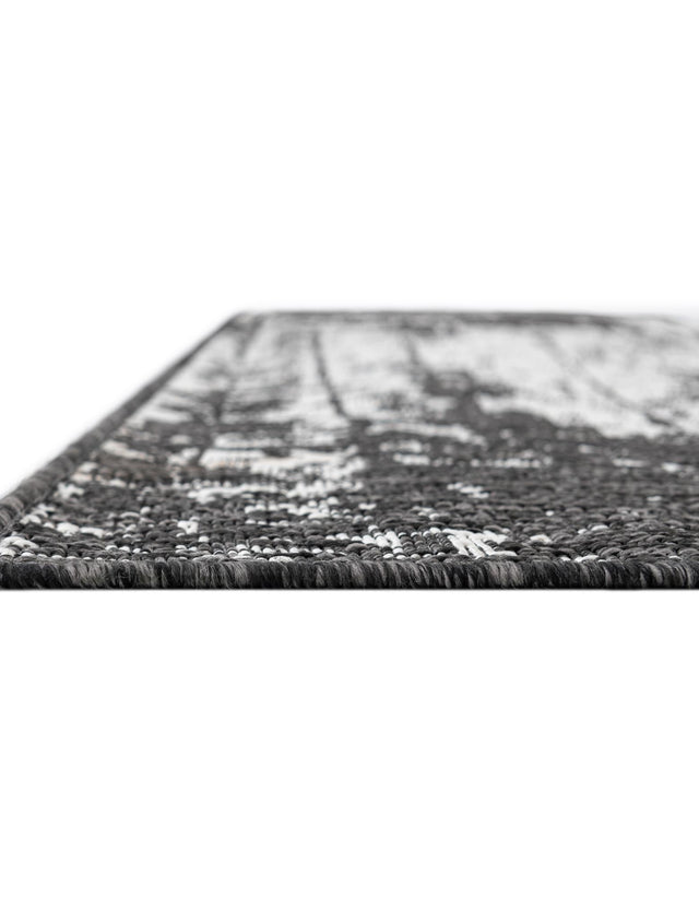 Black and White 5' 3 x 8' Outdoor Modern Rectangle Rug