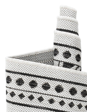 White and Black 10' x 10' Outdoor Traditional Round Rug