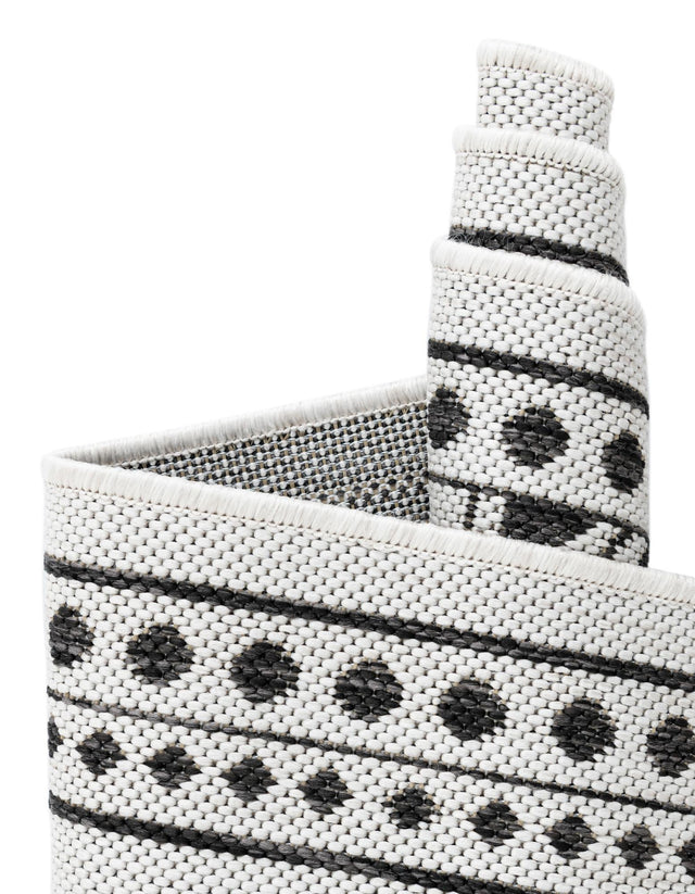 White and Black 10' x 10' Outdoor Traditional Round Rug