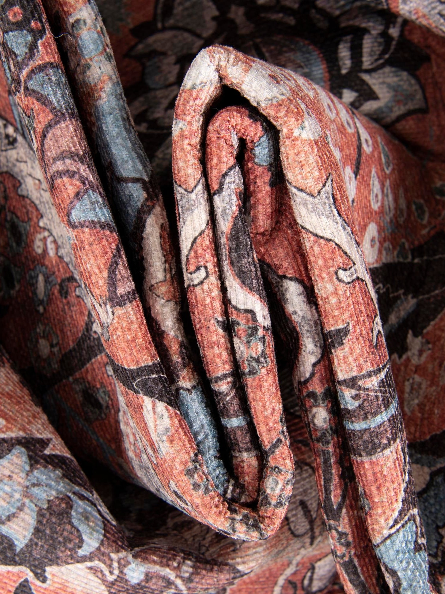 Washable Vintage Rust Red 2' x 2' Timeless Round Area Rug Easy to Clean Stain Resistant & Durable