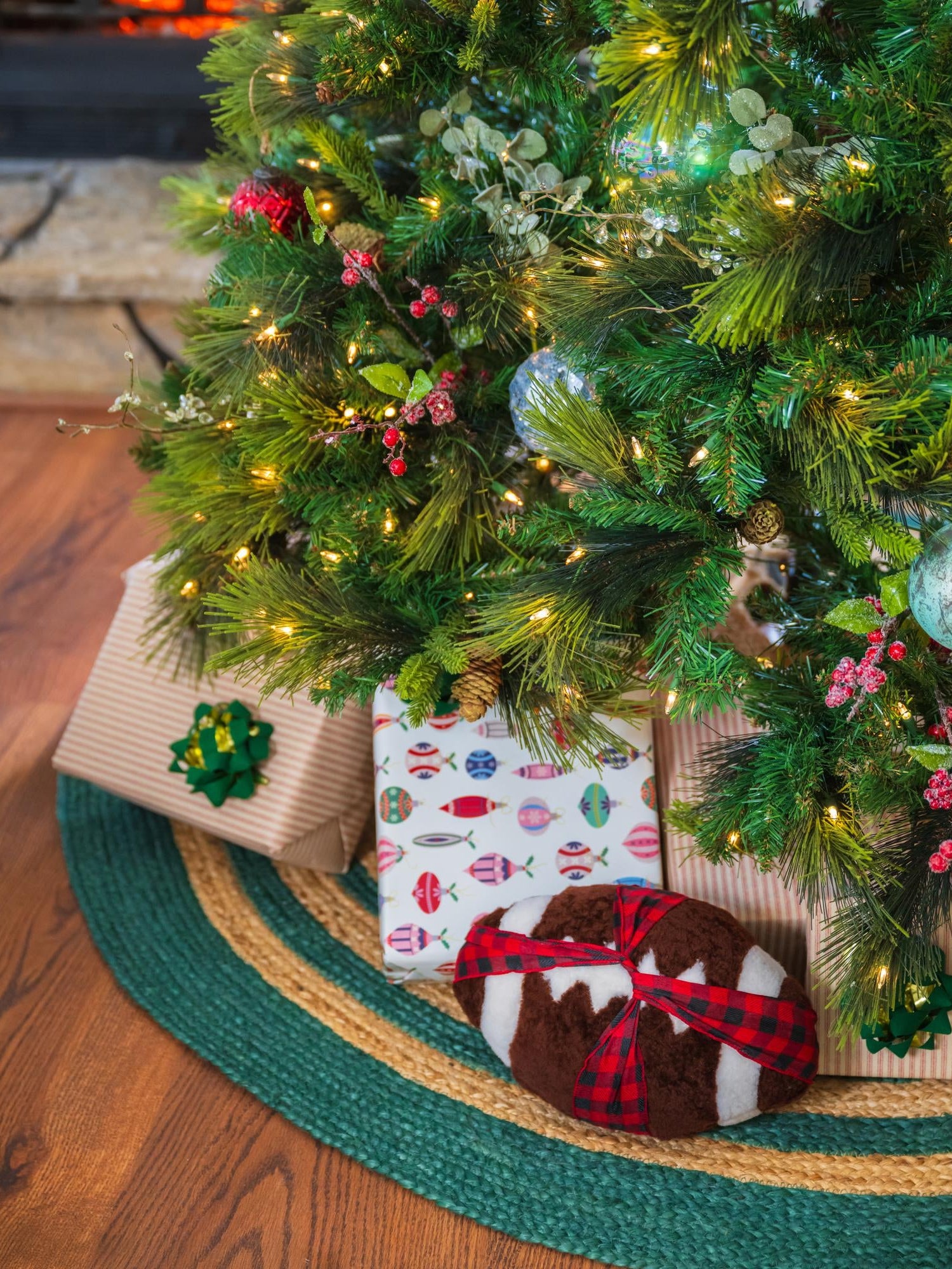 Seasonal Festive Natural and Green 6' 1 x 6' 1 Christmas Tree Skirt Round Area Rug 100% Jute All Natural Eco-Friendly Holiday Carpet Mat for Under Christmas Trees for Sale at Rug Engine