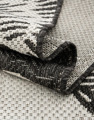 Black and White 7' 10 x 7' 10 Outdoor Coastal Round Area Rug Weather Resistant for Patio, Deck, Terrace, Balcony, Porch 100% Polypropylene Coastal Decor Carpet for Sale at Rug Engine