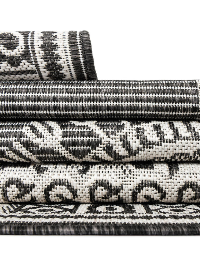 Black and White 10' x 10' Outdoor Traditional Round Area Rug Weather Resistant for Patio, Deck, Terrace, Balcony, Porch Classical Design Outside Carpet for Sale at Rug Engine