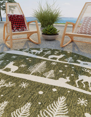 Green 8' x 8' Outdoor Holiday Round Rug