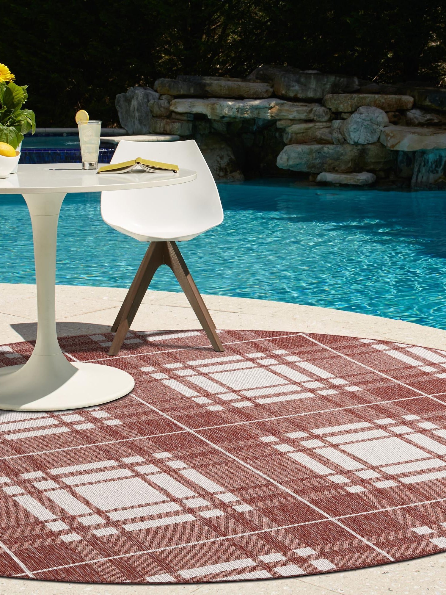Red 7' 10 x 7' 10 Outdoor Checkered Round Area Rug Weather Resistant for Patio, Deck, Terrace, Balcony, Porch 100% Polypropylene Geometric Carpet for Sale at Rug Engine