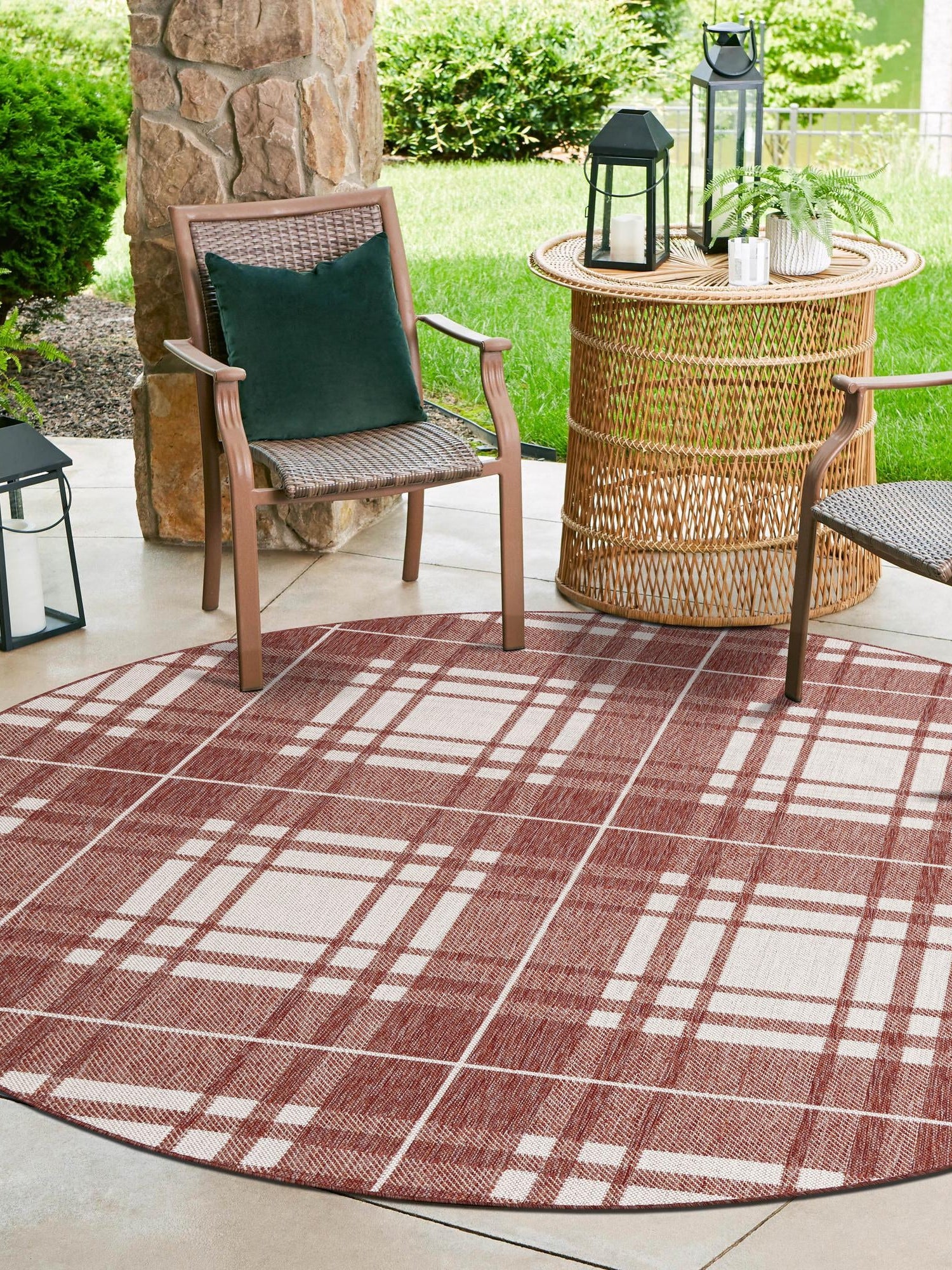 Red 7' 10 x 7' 10 Outdoor Checkered Round Area Rug Weather Resistant for Patio, Deck, Terrace, Balcony, Porch 100% Polypropylene Geometric Carpet for Sale at Rug Engine