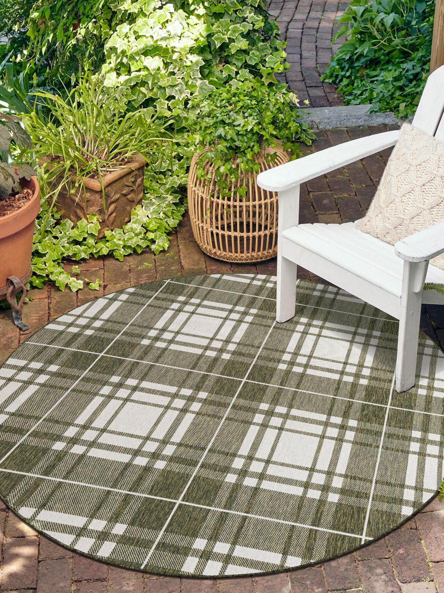 Green 3' 1 x 3' 1 Outdoor Checkered Round Area Rug Weather Resistant for Patio, Deck, Terrace, Balcony, Porch 100% Polypropylene Geometric Carpet for Sale at Rug Engine