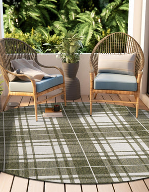 Green 7' 10 x 7' 10 Outdoor Checkered Round Area Rug Weather Resistant for Patio, Deck, Terrace, Balcony, Porch 100% Polypropylene Geometric Carpet for Sale at Rug Engine