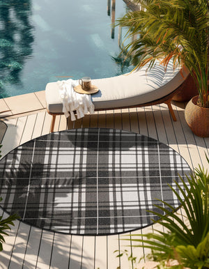 Black and White 7' 10 x 7' 10 Outdoor Checkered Round Area Rug Weather Resistant for Patio, Deck, Terrace, Balcony, Porch 100% Polypropylene Geometric Carpet for Sale at Rug Engine