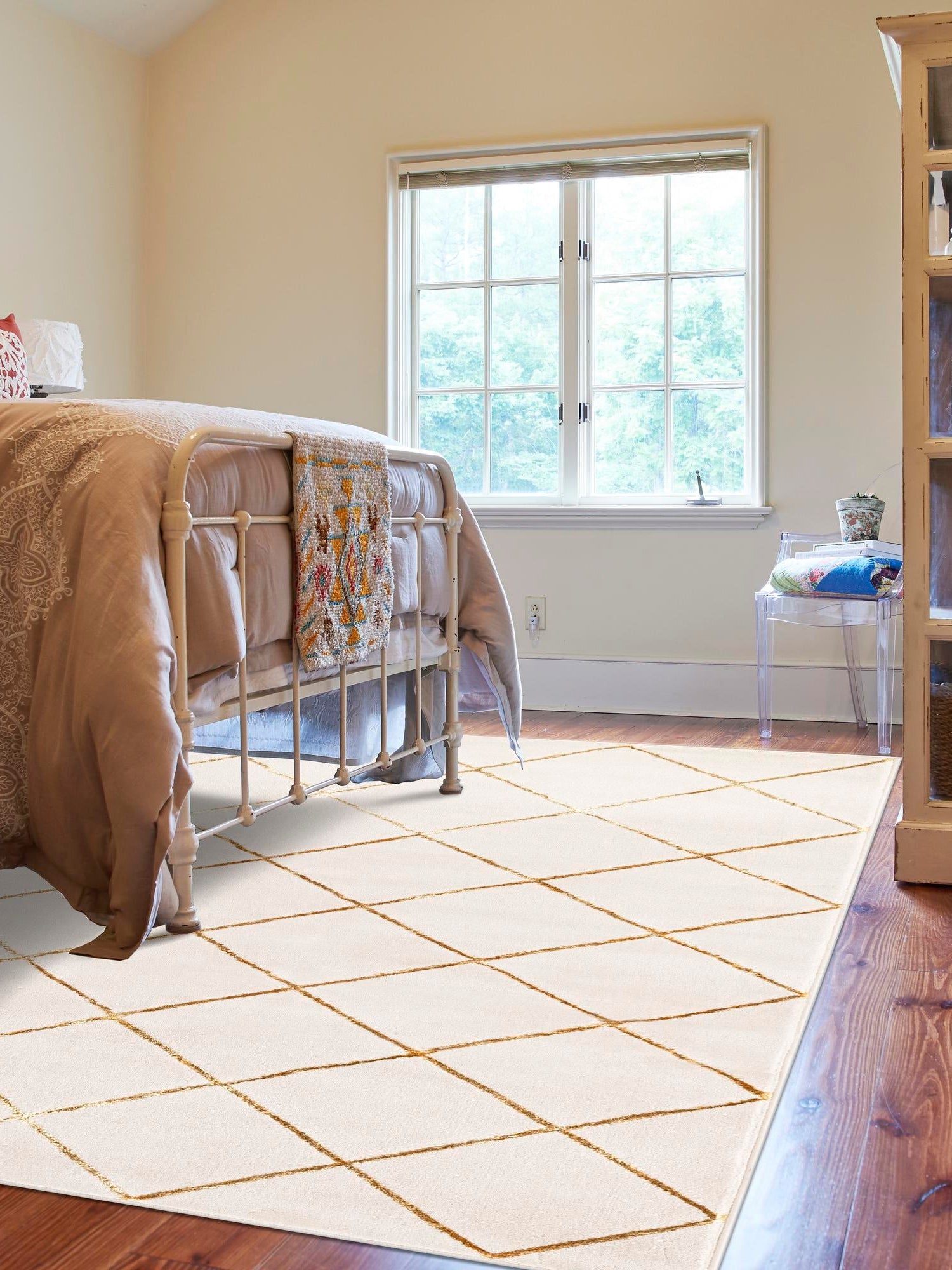 White and Gold 4' 1 x 6' 1 Vogue Geo Rectangle Area Rug Geometric Glam Style Shiny Accents Carpet Mat for Unique Interior Design & Home Decor for Sale at Rug Engine